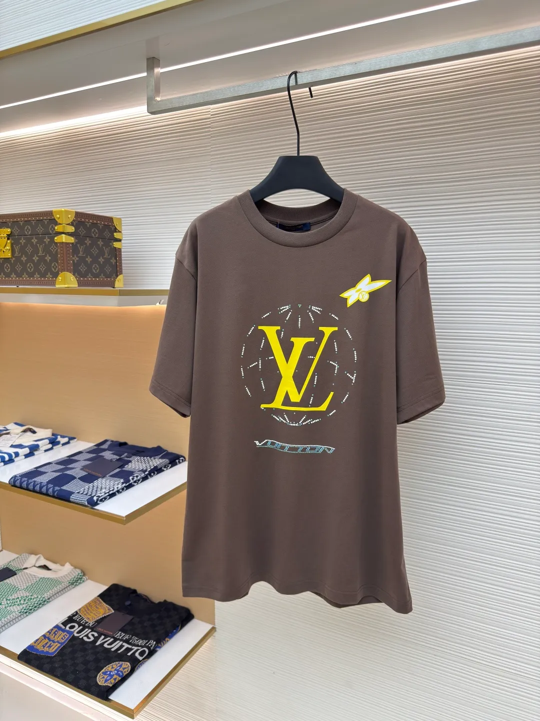 LOUIS VUITTON Diamond Route Short Sleeve ●Authentic product: Purchased and developed by 11030 ●Item number: 1680223-A25 ●Fabric: pure cotton fabric ●Technology: hot diamond ●Version: fitted version ●Weight: about 320g ●Size: XS-S-M-L ●Description: Made of 15S plain weave high-quality cotton, 230g; with 32S double yarn thread, 300g. The fabric is made of high-quality pure cotton fabric woven in a plain weave. The fabric printed with environmentally friendly glue feels soft and comfortable, and is suitable for close-fitting wear. It also has good color brightness and hiding power, and can present colorful pattern effects. Flower positioning rhinestone hot diamond printing is a unique and gorgeous decorative process, and the material is customized in shape and size. The overall wiring is straight and delicate, the fabric is comfortable and soft, and the color is consistent without color difference. It can be matched with the same style to create a fashionable look and control various occasions. Customized accessories, complete with three standards, same style for men and women!